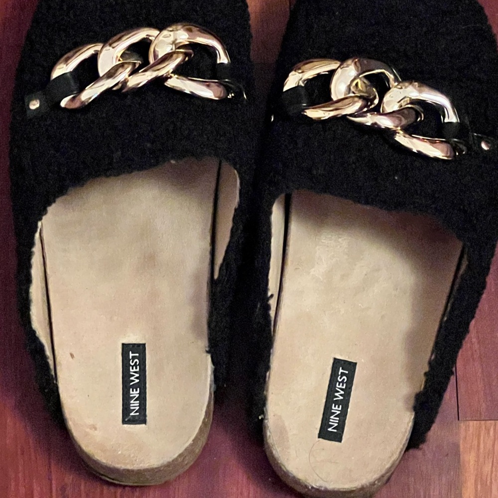 NINE WEST COZY TEDDY MULE WITH CHAIN ACCENT SZ 10 ( fits like an 11 runs big) - Picture 2 of 3